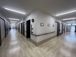 広い通路の廊下