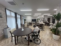 明るいラウンジ