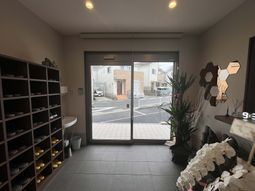 明るい出入口の風景