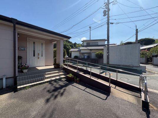 日差し差す玄関先  