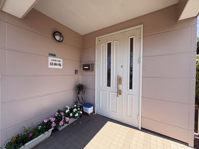 施設のエントランス  