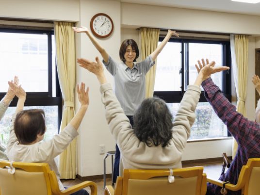 笑顔で運動をする人々の室内