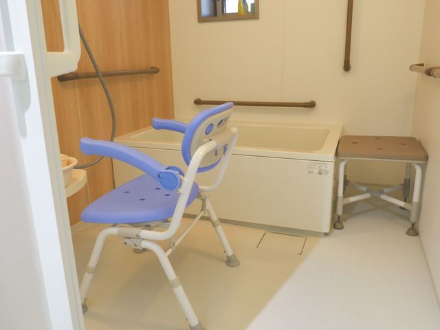 手すりが充実した浴室