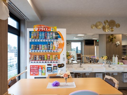 自販機が置かれたダイニングルーム