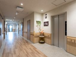幅広い廊下とエレベーター