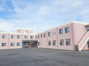 ピンク外壁の建物外観  