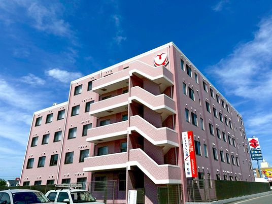 ピンク色の建物外観  