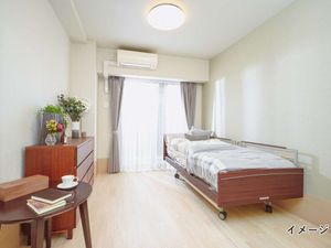 明るい個室の居室