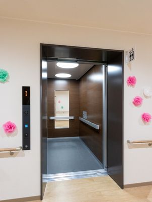 幅広い扉のエレベーター