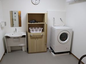 洗面台と洗濯機のある洗面台  