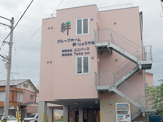 外階段のある建物外観  