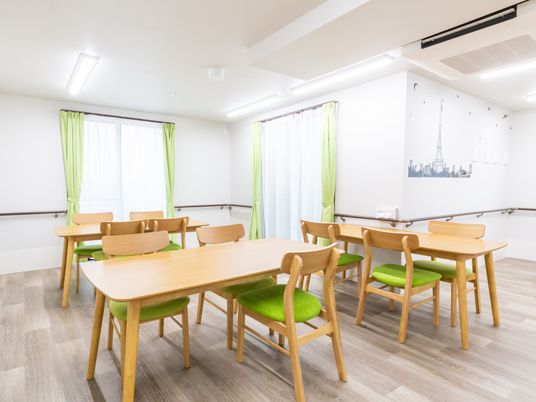 木製テーブルが並ぶ部屋