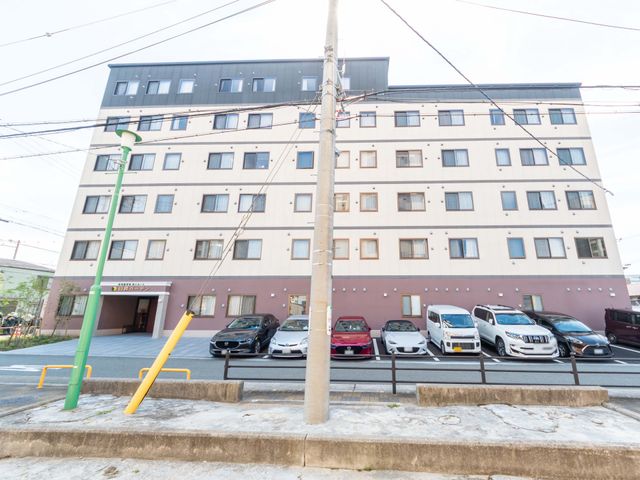 建物の外観 外観 広々とした駐車スペースがあり、アクセスの良さが魅力的です。施設の周辺は静かで落ち着いています。