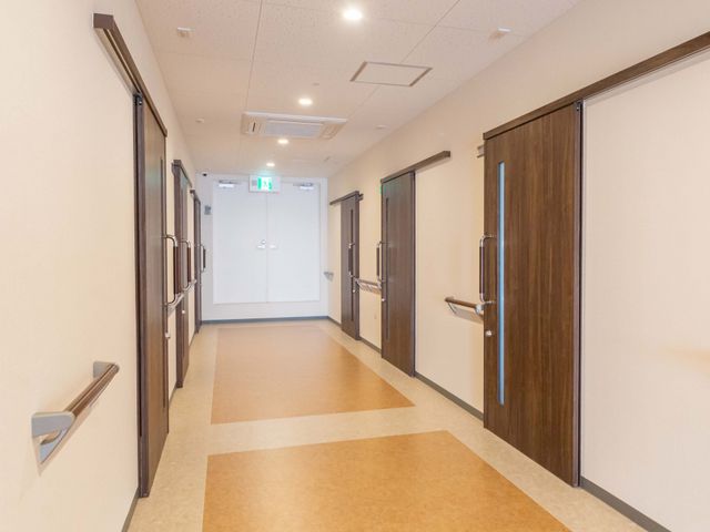 手すり付きの長い廊下 廊下 ゆったりとした廊下には手すりが設置され、安全に移動できます。