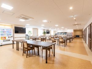明るい食堂の様子