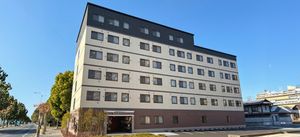 シンプルな外観の建物