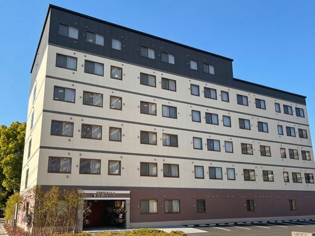 シンプルな外観の建物 外観 働きやすいシンプルな建物で、清潔感と安心感が感じられます。周囲の環境と調和しています。