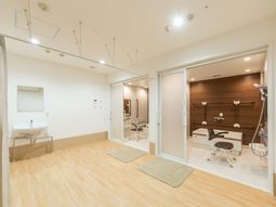 明るい浴室と洗面台  