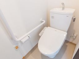 手すり付きのトイレ  