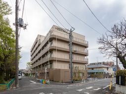 町角の建物外観