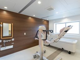 浴槽とリフトがある部屋