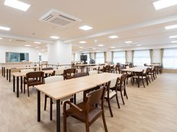 明るい食堂の出入口