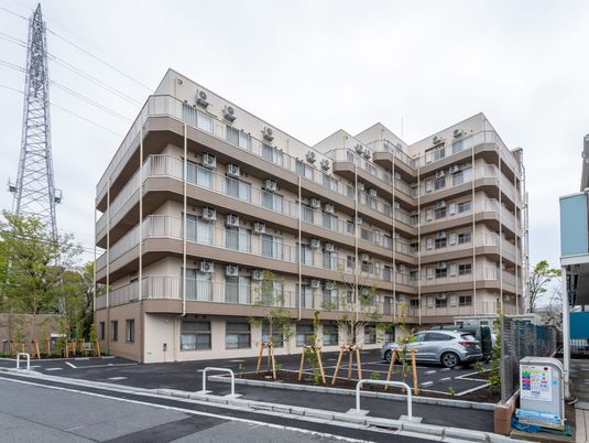 モダンな外観の建物