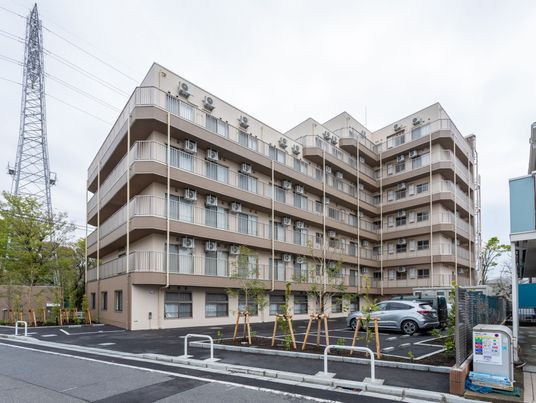 モダンな外観の建物