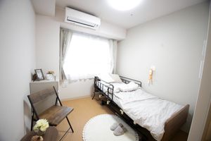 明るい個室の居室  