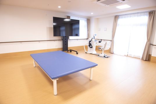 機能訓練室の明るい室内  