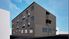 モダンな外観を持つ建物