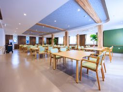 明るい空間の食堂