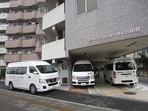 建物正面の車寄せ外観  