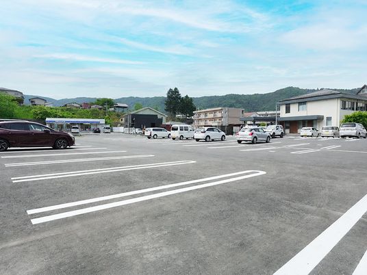 広い駐車場の外観  