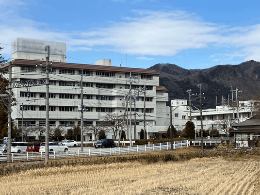 山際に建つ建物外観  