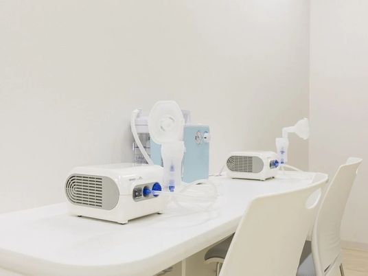 機器が並ぶ清潔な多目的室  