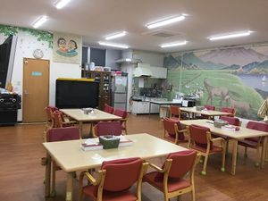 明るい食堂の様子  