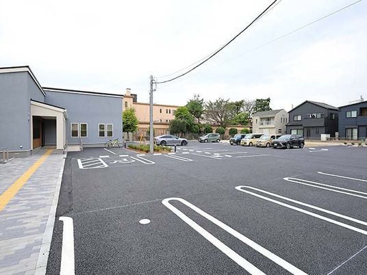広い駐車場の外観  