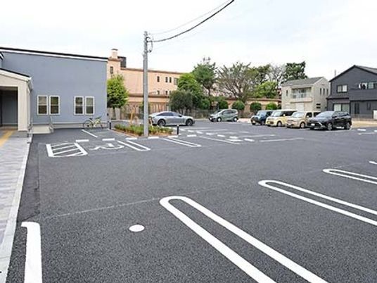 駐車場のある外観  