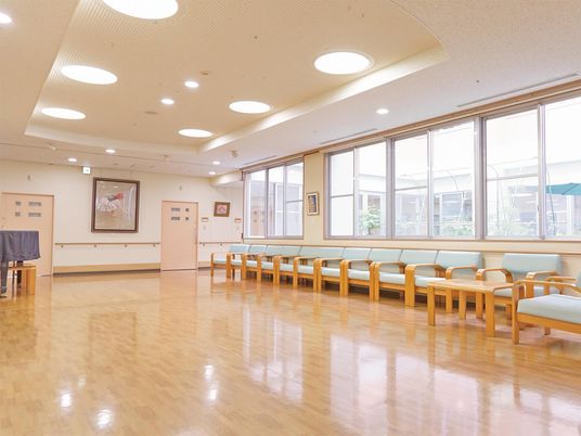 待合室の明るい空間