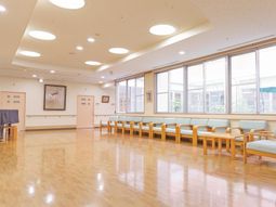 待合室の明るい空間