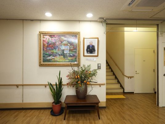 廊下の壁に絵画と植物
