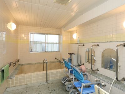 浴室と介護用チェア