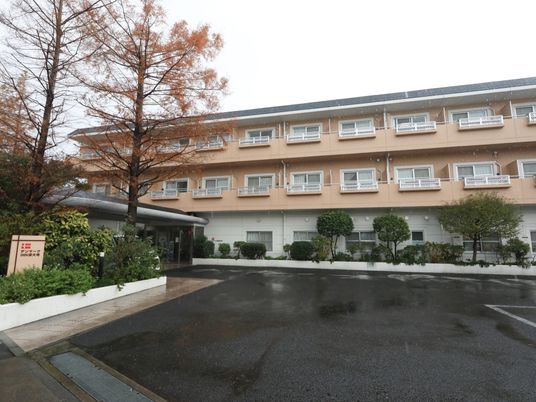 雨の日の施設外観