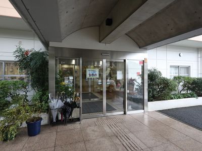 清潔なエントランス外観