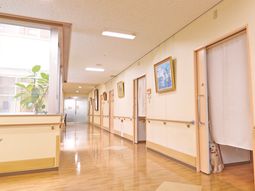 廊下の手すりと絵画