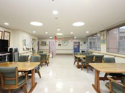 多目的スペースの明るい様子