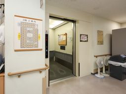 廊下とエレベーターの一角