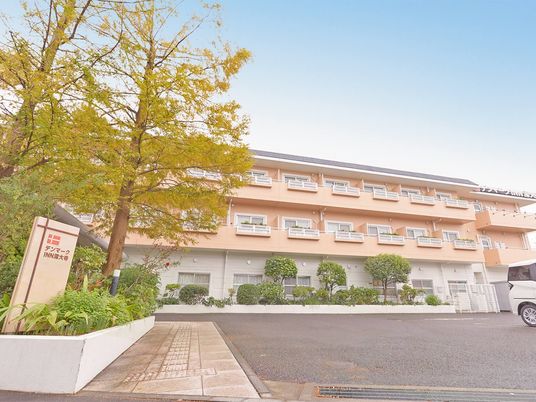 明るい建物の外観