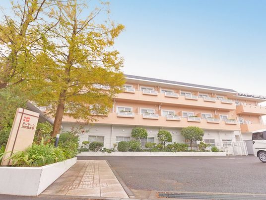 明るい建物の外観